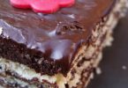Le succès au chocolat est composé de dacquoise et de mousse au chocolat