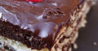 Le succès au chocolat est composé de dacquoise et de mousse au chocolat