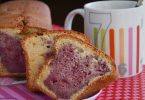 part de cake aux framboises et sa tasse de thé