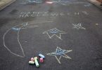 Dessiner dans la rue pour Halloween, une chouette activité