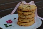 Pile de cookies au pralin entourée d'un ruban rose