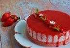 un cheesecake fraise sans cuisson, tout rose, avec un glaçage gourmand