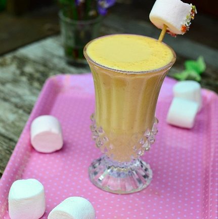 gaspacho de pêches aux chamallows servi dans un verre