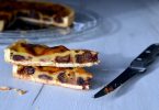 part de tarte aux dattes et fleur d'oranger