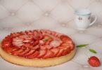 une tarte aux fraises,, à l'abricot et aux amandes