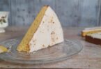 une part de gâteau nantais dans une assiette