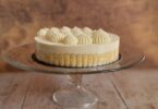 entremets exotique comme une charlotte coco ananas sur un plateau