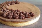 Tarte au chocolat et génoise recouverte de cacao