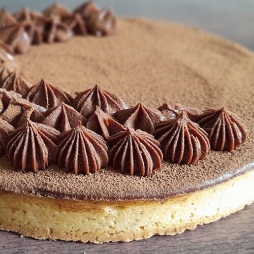 Tarte au chocolat et génoise recouverte de cacao