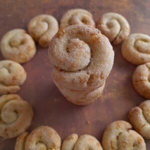 une pile de biscuits noisette enroulés comme des escargots