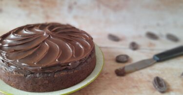 le meilleur gateau au chocolat à partager recouvert d'une ganache au chocolat striée