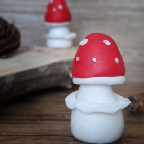 modelage de champignon en pate à sucre