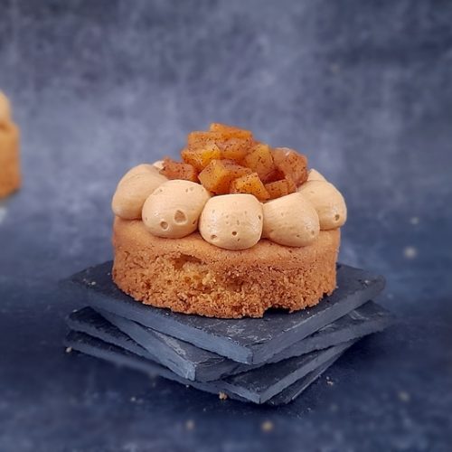 3 tartelettes aux pomme cannelle et caramel alignées sur 3 hauteurs différentes