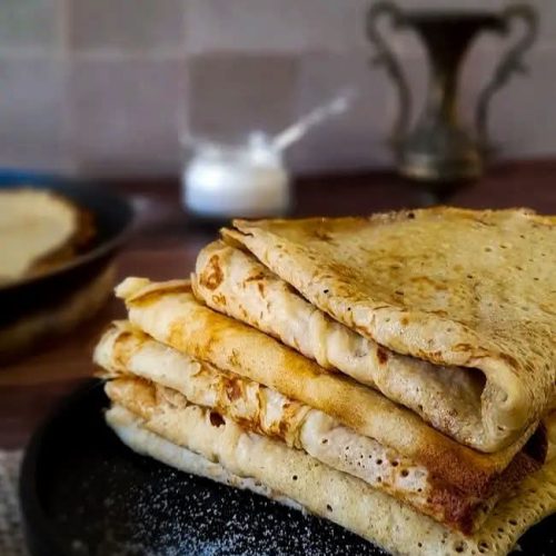 pile de ratons, crêpes levées du nord, pliées et empilées sur une assiette