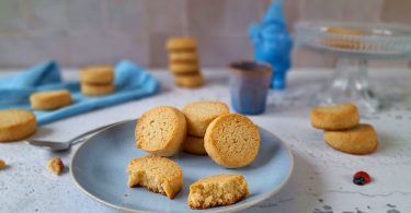 Intérieur moelleux d’un macaron d’Amiens aux amandes, texture dense et fondante