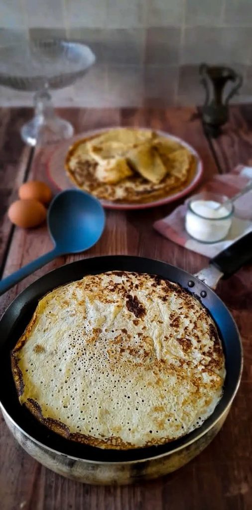 Cuisson d’une crêpe levée du Nord dans une poêle, apparition des trous caractéristiques des ratons