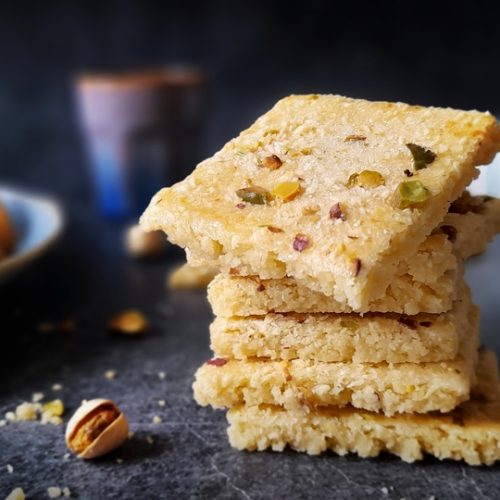 sablés cardamome pistache coco découpés en carrés