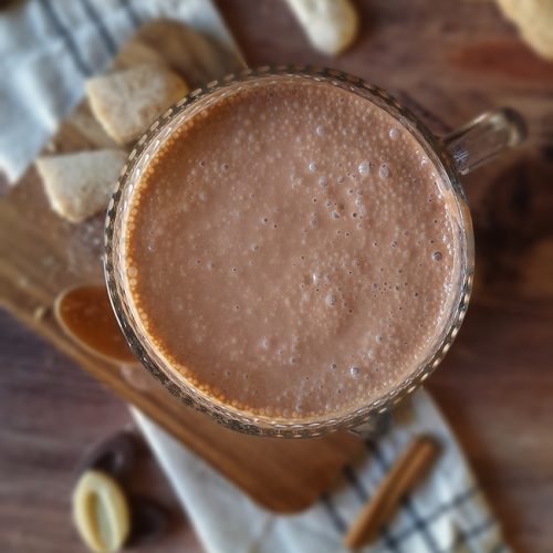 chocolat chaud sans lactose vegan dans une tasse transparente