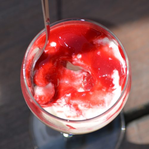 coulis de framboises sur panna cotta onctueuse