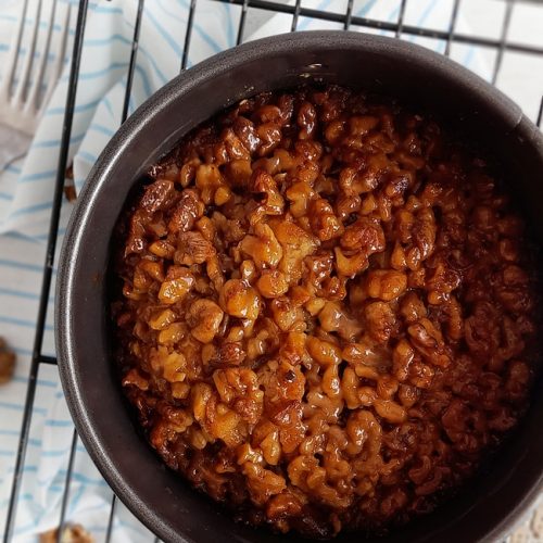 Gâteau aux noix caramélisées dans un moule à charnière