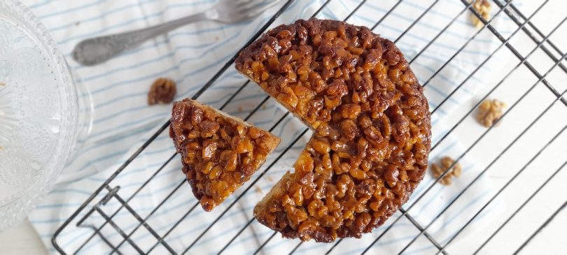 Gâteau aux noix caramélisées recouvert d'une couche généreuse de noix