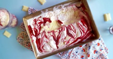 Glace au chocolat blanc marbrée d'un coulis de framboise maison