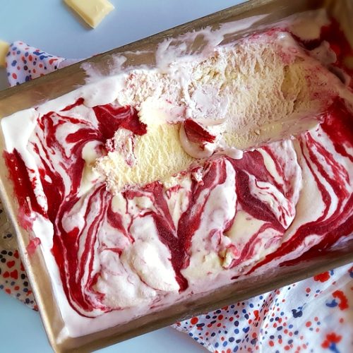 Glace au chocolat blanc marbrée d'un coulis de framboise maison