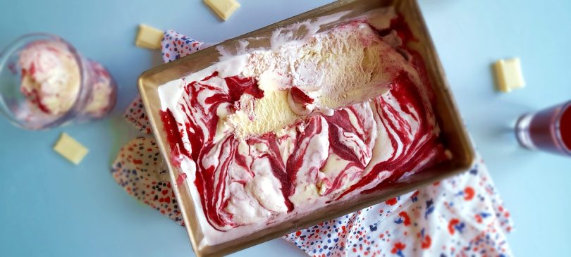 Glace au chocolat blanc marbrée d'un coulis de framboise maison