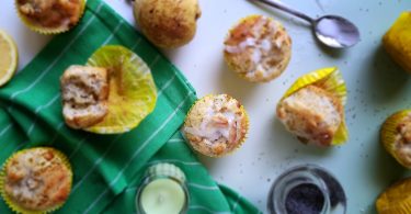 Muffin citron vert pavot et poire nappé de glaçage au citron