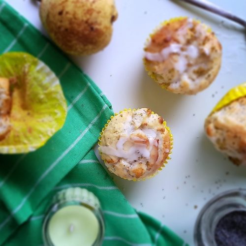 Muffin citron vert pavot et poire nappé de glaçage au citron