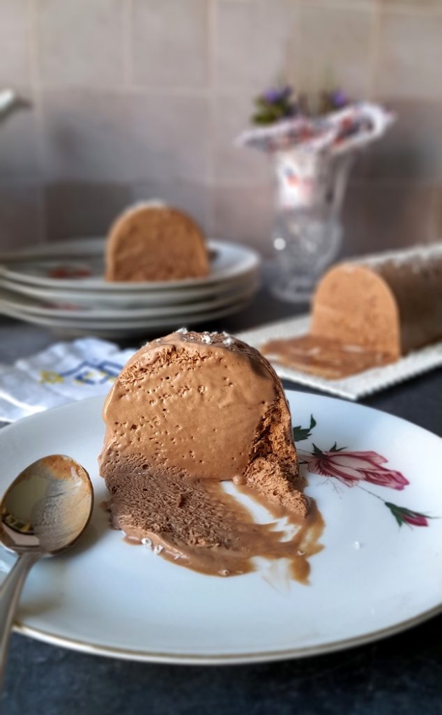 part de parfait glacé au chocolat à déguster immédiatement