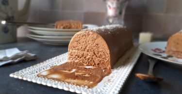 découpe mousseuse du parfait glacé au chocolat.