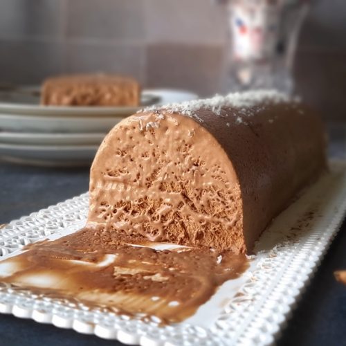 découpe mousseuse du parfait glacé au chocolat.