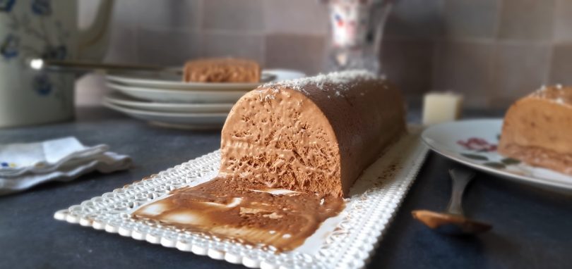 découpe mousseuse du parfait glacé au chocolat.