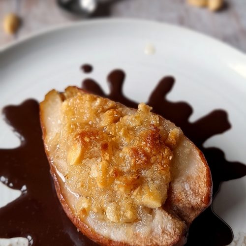 Dessert de poires rôties aux éclats de cacahuètes salées