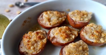 Demi-poires rôties garnies d'une préparation aux cacahuètes dorée au four