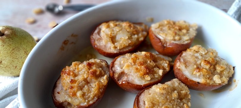 Demi-poires rôties garnies d'une préparation aux cacahuètes dorée au four