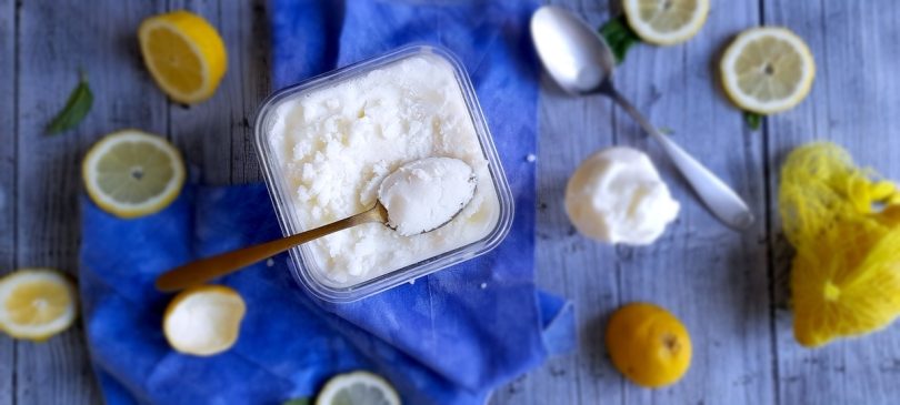 bac de sorbet citron menthe maison préparé avec des citrons jaunes et de la menthe fraiche
