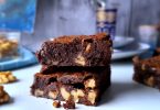 carrés de brownie aux blancs d'oeuf et noix