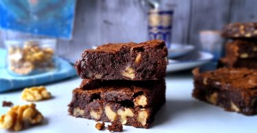 carrés de brownie aux blancs d'oeuf et noix