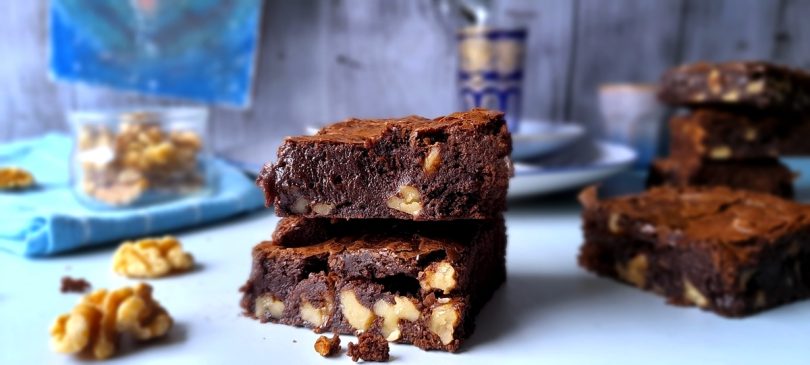 carrés de brownie aux blancs d'oeuf et noix