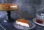 New York cheesecake sans cuisson servi avec un coulis de fraises maison
