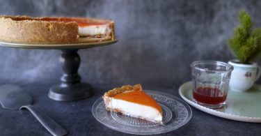 New York cheesecake sans cuisson servi avec un coulis de fraises maison