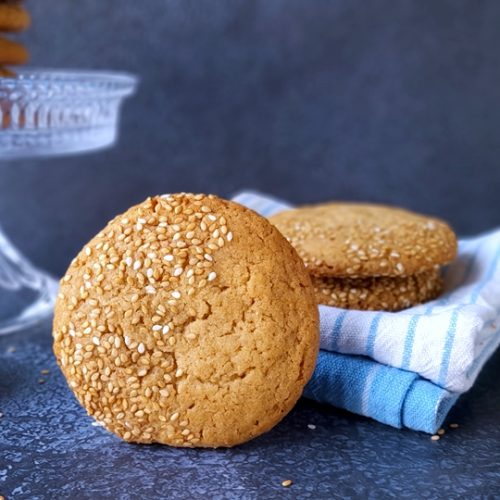 cookies au sésame étalés sur une table