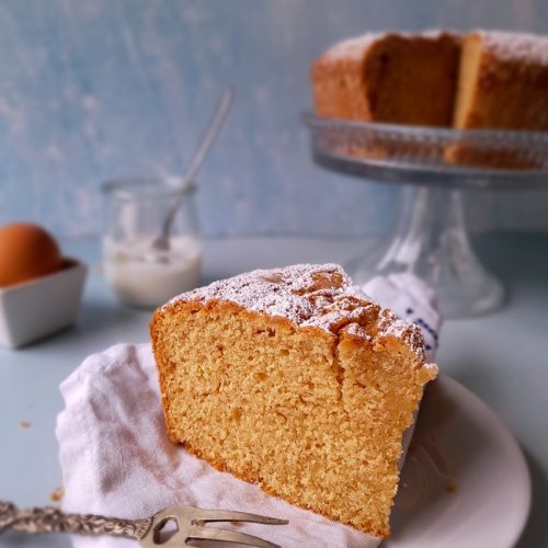une part de gâteau au yaourt réalisé avec le recette de julie andrieu