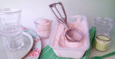 bac de glace rose à la confiture maison, à la confiture de fraises