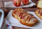 quarties de peches sur une tranche de brioche garnie de crème d'amandes