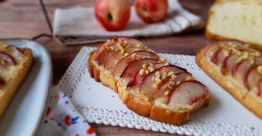 quarties de peches sur une tranche de brioche garnie de crème d'amandes