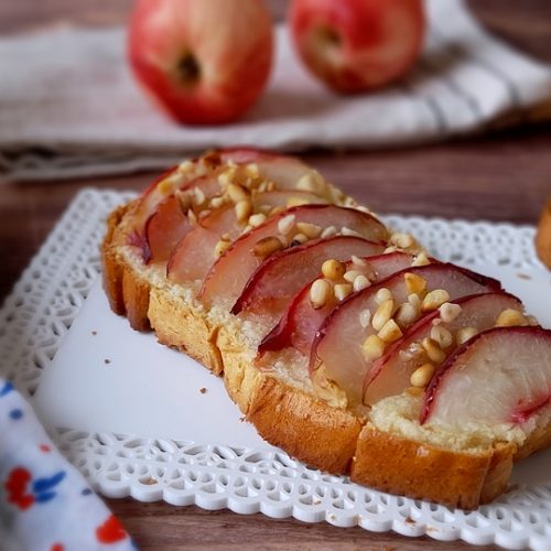 quarties de peches sur une tranche de brioche garnie de crème d'amandes