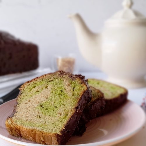 quelques parts de cake marbré pistache praliné